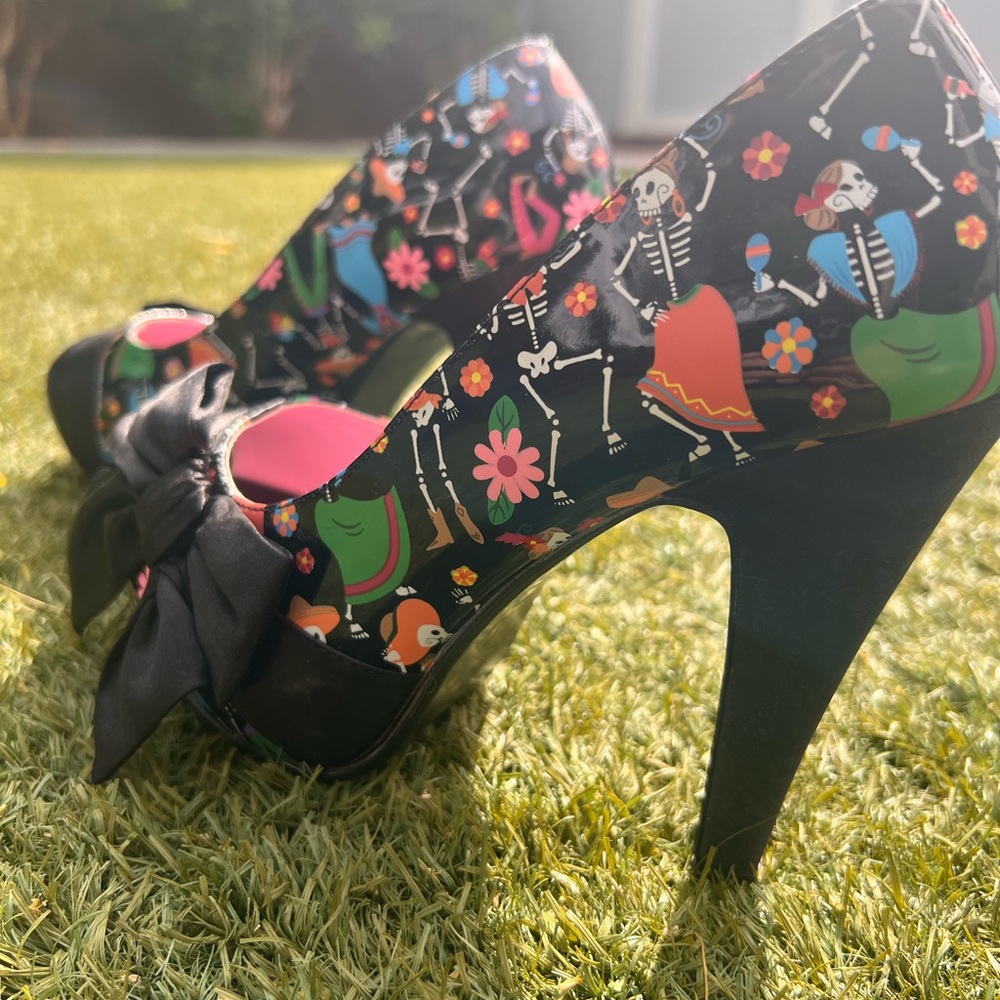 Black and Pink Open-Toe Heels with Bow